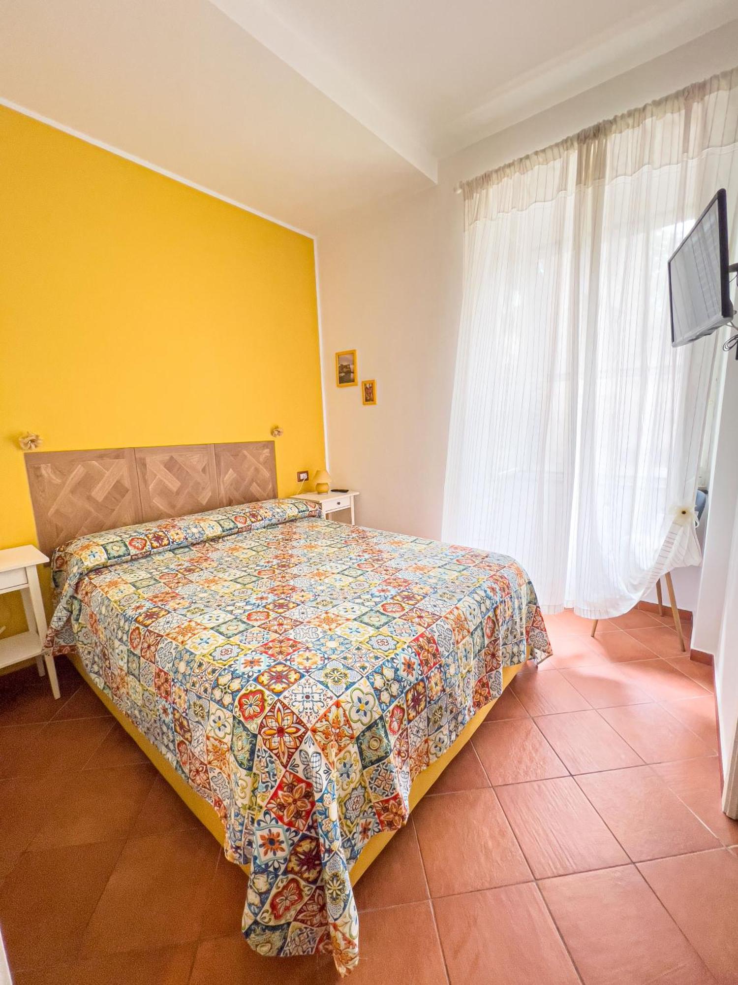 Giallo Napoli Exterior foto